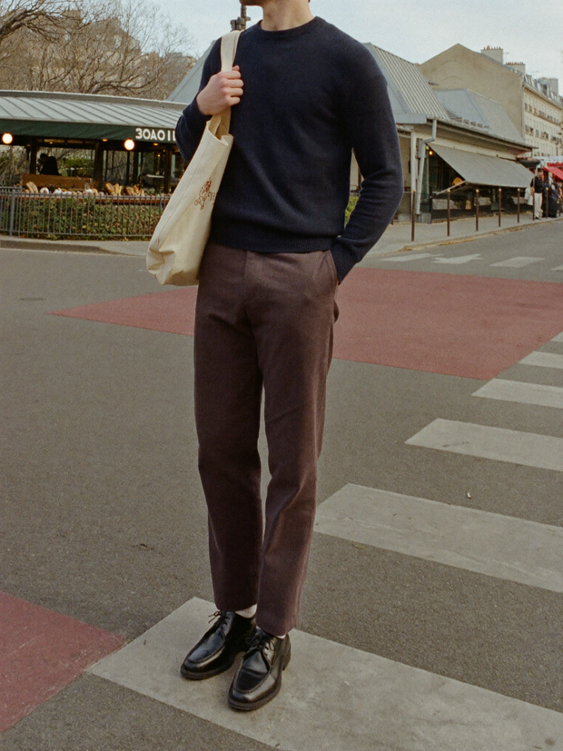 Man in charcoal knit crossing a Paris street - Beaulin Paris