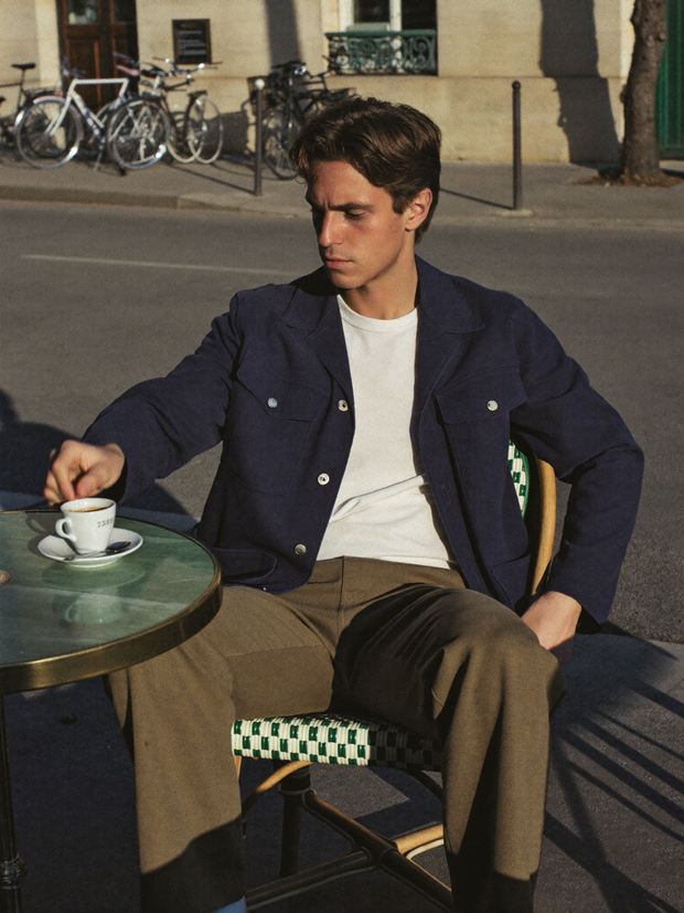 Man in navy overshirt at a Paris cafe terrace - Beaulin Paris